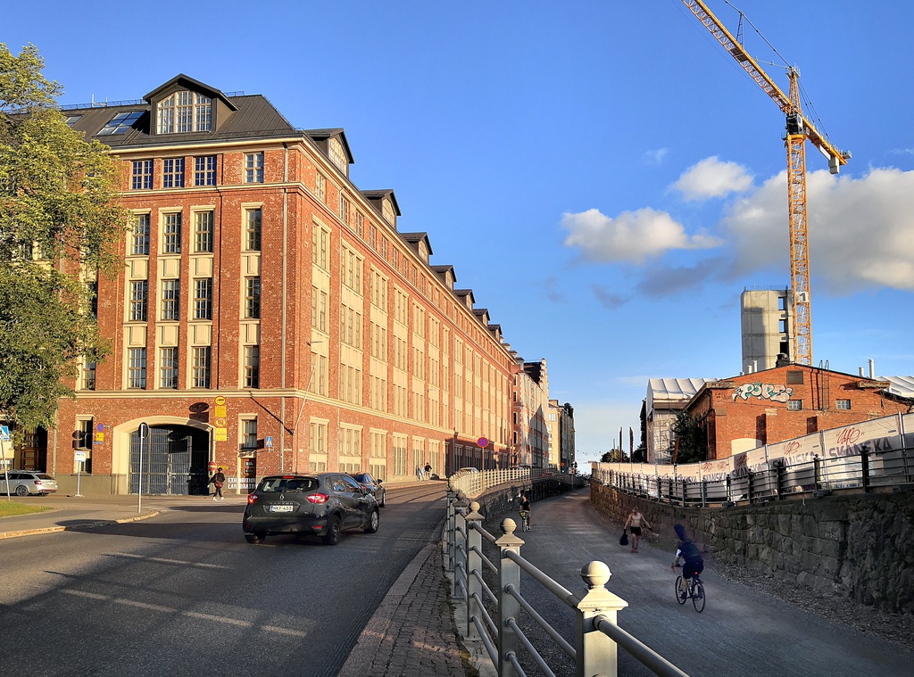 Merimiehenkatu 40, 38, 36, 34.  Oikealla Tokankatu (nykyinen Telakkakatu) 9. Vasemmalla Perämiehenkatu 13, 11. rephoto