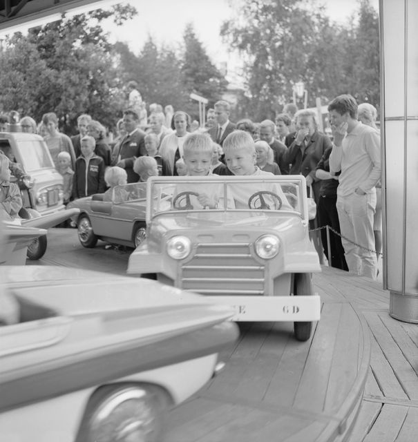 Petri and Markus drive a car in Linnanmägi