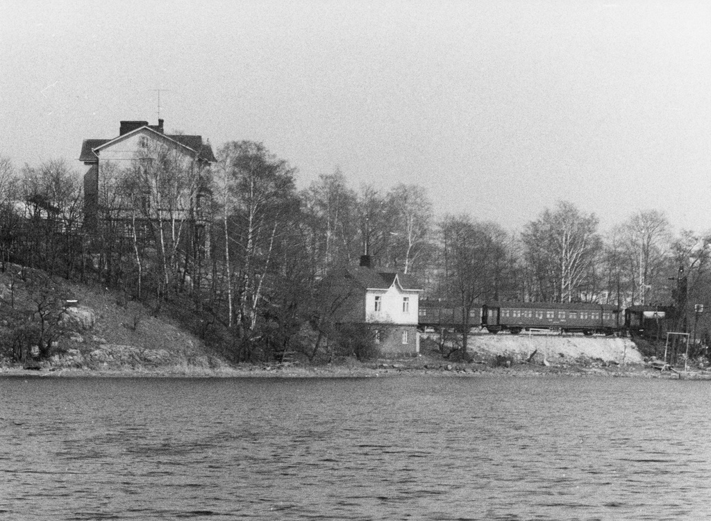 Eläintarhan huvila 12 Töölönlahden ja rautatien välissä.