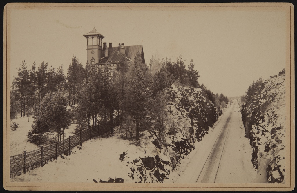 Eläintarhanhuvila numero 9. Kuvattu todennäköisesti ratakuilun ylittävältä sillalta.