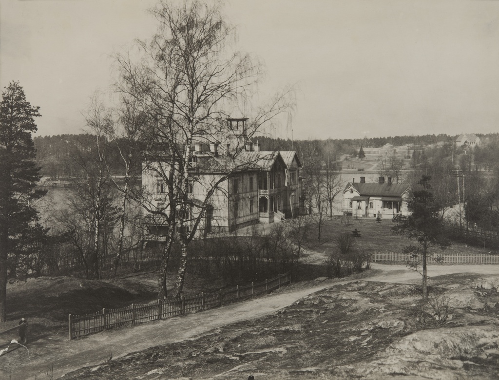 Eläintarhanhuvila numero 10. Taustalla Töölönlahti ja Kaupunginpuutarhan rakennuksia.