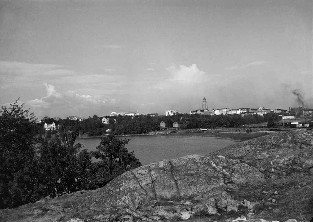 Töölönlahti nähtynä Hesperian puistosta, taustalla Eläintarhan huvilat 11, 12, 14 ja Kallion kaupunginosaa.