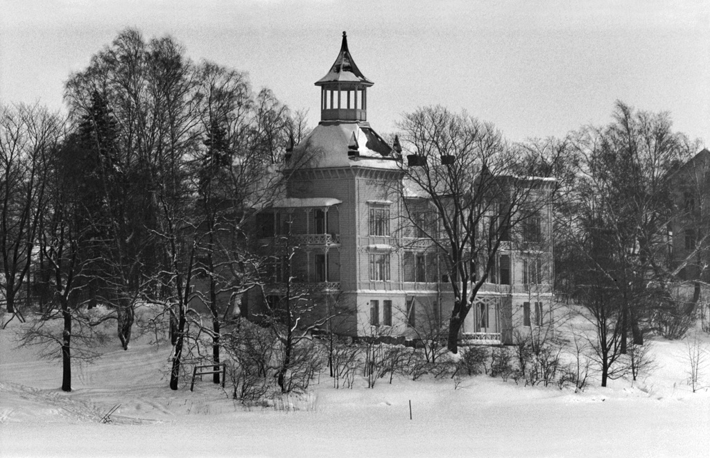 Puuhuvila, Eläintarha 10 (nyk. Villa Kivi) Linnunlaulun huvila-alueella Töölönlahden rannalla kauniina talvipäivänä. Kuvattu Helsinginkadun suunnalta.