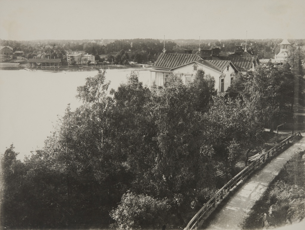 Eläintarhanhuvila numero 11. Taustalla Töölönlahti ja Töölön sokeritehtaan alueen rakennuksia.