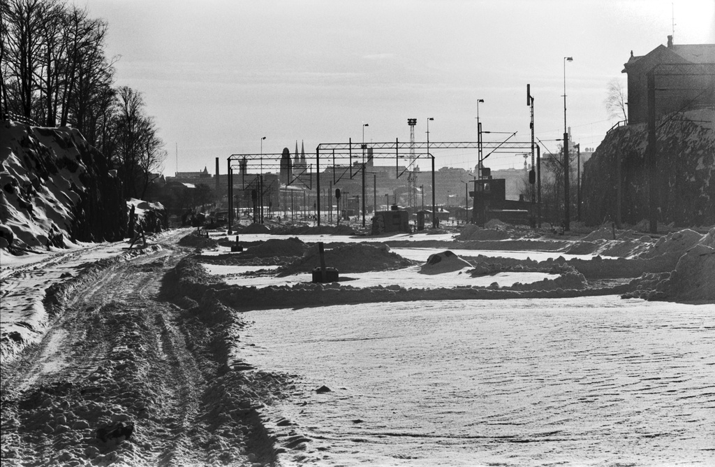 Näkymä aurinkoisena talvipäivänä pääradan varresta Linnunlaulun kohdalta kohti Helsingin rautatieasemaa. Vasemmalla radan laajennustöitä?