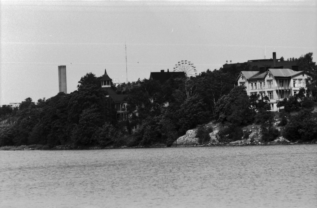 Töölönlahti. Näkymä Töölönlahden rannalta. Vasemmalla Eläintarhan huvila 10 (Villa Kivi), oikealla huvila 11 Linnunlauluntiellä. Taustalla Linnanmäki.