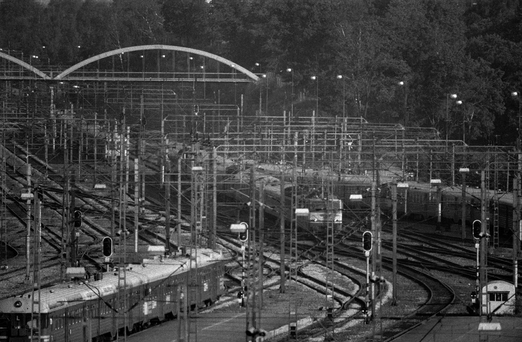 Näkymä Helsingin päärautatieaseman rakennuksen kellotornista pohjoiseen. Maisema avautuu ratapihalle. Taustalla näkyy Linnunlaulun silta. Etualalla kulkee sähköjunia.