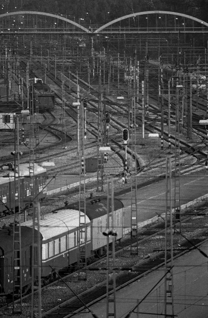 Näkymä Helsingin päärautatieaseman rakennuksen kellotornista pohjoiseen. Maisema avautuu ratapihalle. Taustalla näkyy Linnunlaulun silta. Etualalla kulkee sähköjunia.