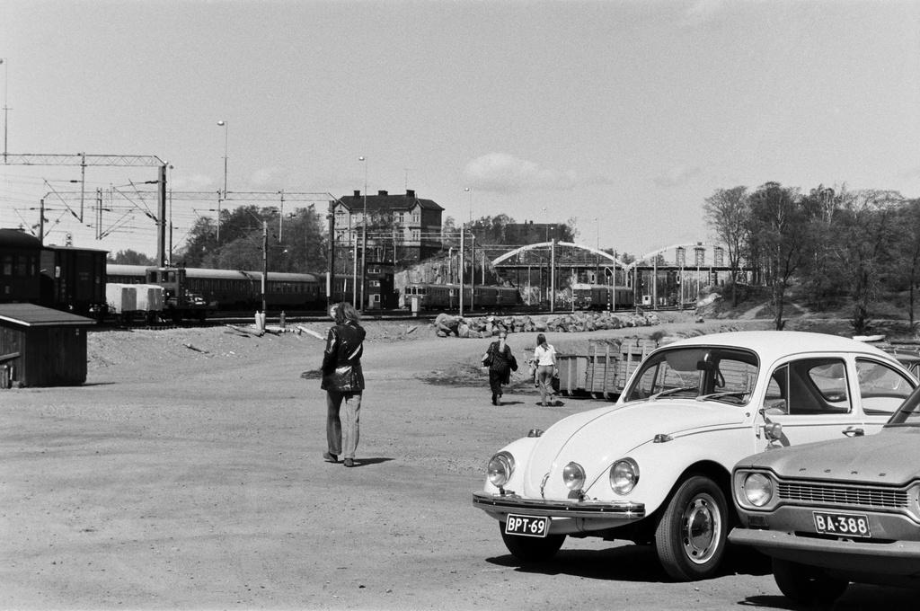 Kaisaniemi. Näkymä Eläintarhan huviloiden suuntaan. Taustalla Linnunlaulun sillan rakennustyömaa.