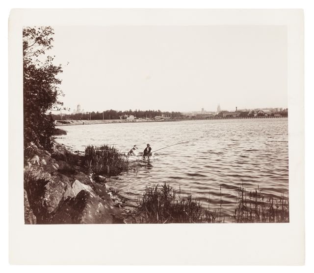 Töölönlahti, seen from the beach of the Animal Garden