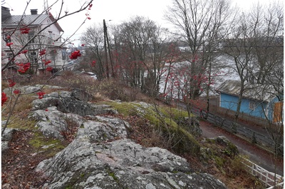 Linnunlauluntie. Näkymä pääradan varresta Linnunlaulun keväisiltä kallioilta etelään Töölönlahden suuntaan. Kaksi poikaa (Tuomas Heikkilä ja Aapo Rista) istumassa kalliolla. Vasemmalla Linnunlauluntie 12:n talo. rephoto