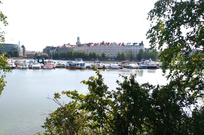 Kallio Siltasaari. Luminen näkymä junan ikkunasta kaakkoon yli Eläintarhanlahden. Vasemmalla Tokoinrantaa, oikealla Siltasaarenkärki. rephoto