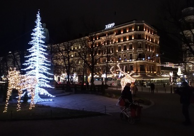 Jalankulkijoita Runebergin esplanadilla rephoto