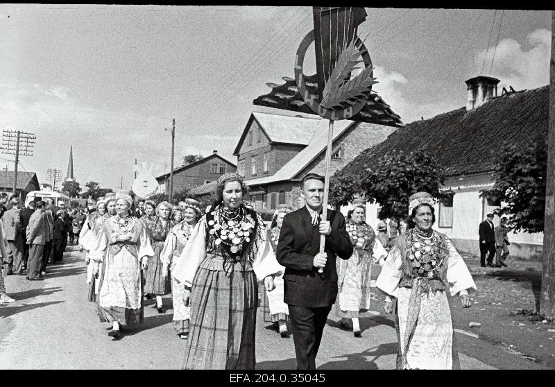 The participants of the song festival in the Lihula district in the train walk.