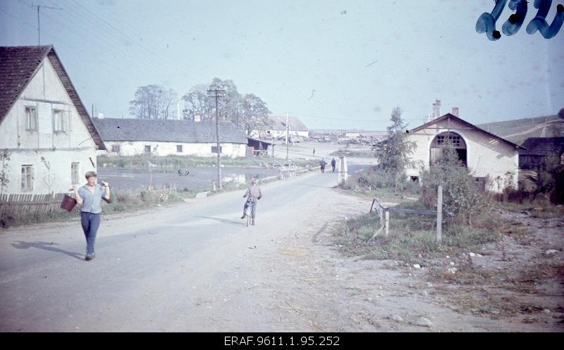 Kaarepere Manor Pikkjärve Manor in the 1970s. On the left Pikkjärve pais lake, the white house on the left was the house of the cattle manor workers before 1918. The long building across the lake is a sovhose-time workshop, behind which is the silk built during the Soviet period. On the right of the house is a manor-time water mill, which was dismantled in the 1970s and behind which the right is the Nava Round.