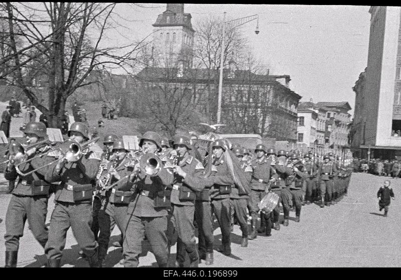 The army orchestra and the army are marching from Harju Street to the Freedom Square.