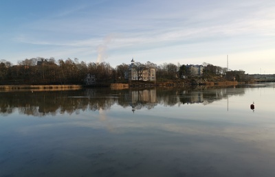 Puuhuvila, Eläintarha 10 (nyk. Villa Kivi) Linnunlaulun huvila-alueella Töölönlahden rannalla kauniina talvipäivänä. Kuvattu Helsinginkadun suunnalta. rephoto