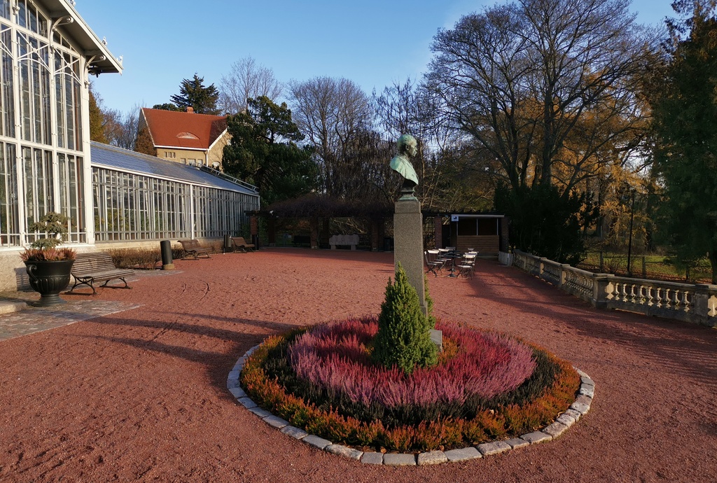 Helsingin Talvipuutarha on yleisölle avoin kasvihuone Helsingissä Eläintarhan alueella Töölönlahden pohjoispuolella osoitteessa Hammarskjöldintie 1 B. Tulppaanien keskellä kenraalimajuri Jakob Julius af Lindforsin rintakuva, jonka on vuonna 1909 veistänyt Walter Runeberg (1838 ? 1920). Talvipuutarhan rakennus rakennettiin alun perin kenraalimajurille, joka lahjoitti sen Suomen puutarhayhdistykselle. Rakennuksen suunnitteli arkkitehti Gustaf Nyström. Talvipuutarha avattiin yleisölle 1893. rephoto