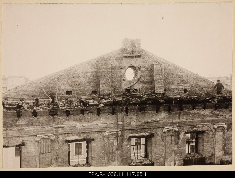 Fire at the main building of Tartu State University, University 18 - event date 21.12.1965. On the street of the autumn University, the part of the burned balcony and the bench.