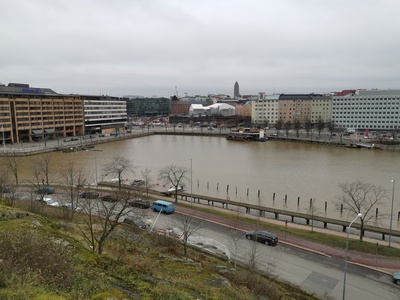 Siltavuorensatama.  Vasemmalla Siltasaarenkatu 1, John Stenbergin konetehdas.  Nykyinen John Stenbergin ranta 4.  Keskellä Hakaniementori. Kuvattu Siltavuorelta pohjoiseen. rephoto
