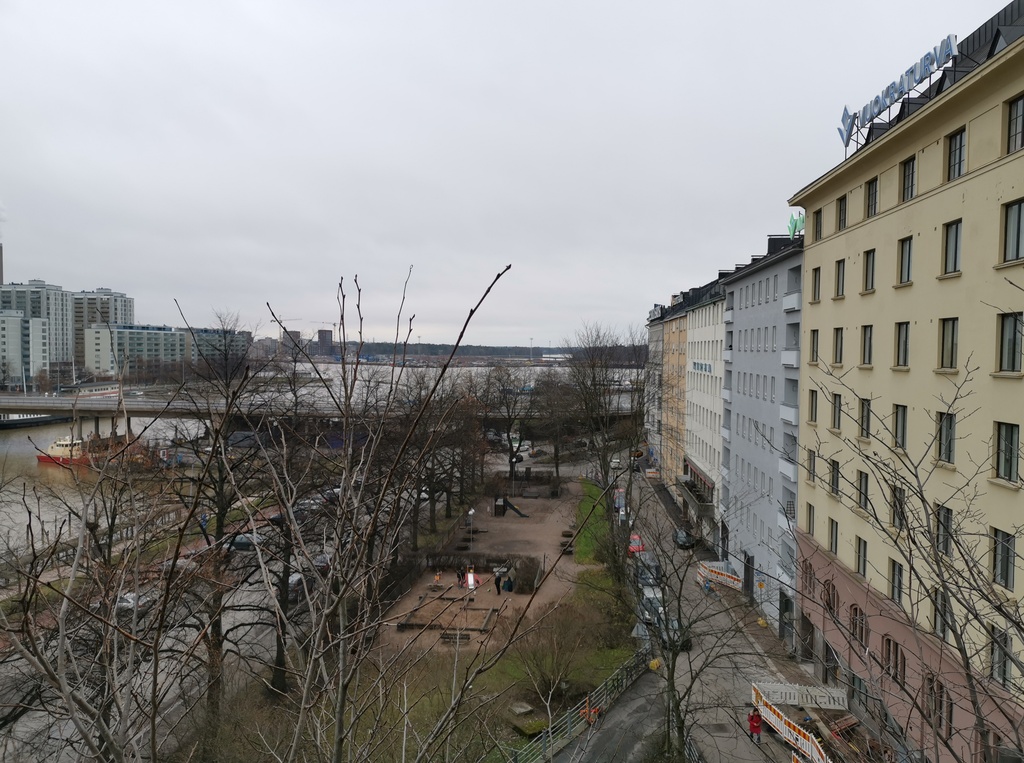 Siltavuorensatama, Siltavuorenranta.  Siltavuorenkatu (nykyinen Kirjatyöntekijänkatu) 14, 12, 10, 8, 6.  Taustalla Sompasaari, Nihti ja Korkeasaari.  Kuvattu Siltavuorelta itään. rephoto