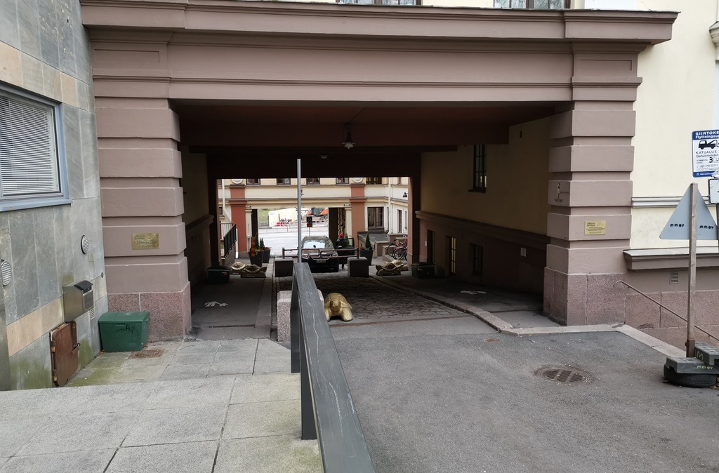 Siltavuorenpenger 10. Unioninkatu 45. Näkymä Siltavuorenpenkereeltä Unioninkadun suuntaan. Keskellä Unioninkatu 45:n talvista sisäpihaa. rephoto