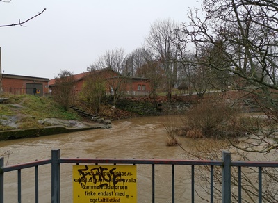 Vantaanjoki, itäinen koski.  Taustalla Tekniikan museon rakennuksia Kuninkaankartanonsaarella. rephoto