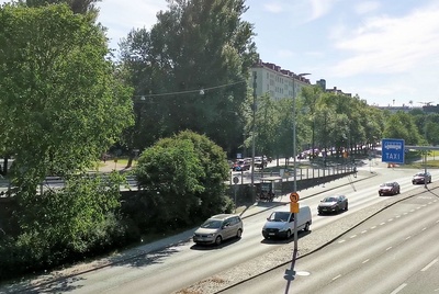 Näkymä Alppiharjusta. Keskellä oikealla Aleksis Kiven katu 4. Etualalla Teollisuuskatu. rephoto
