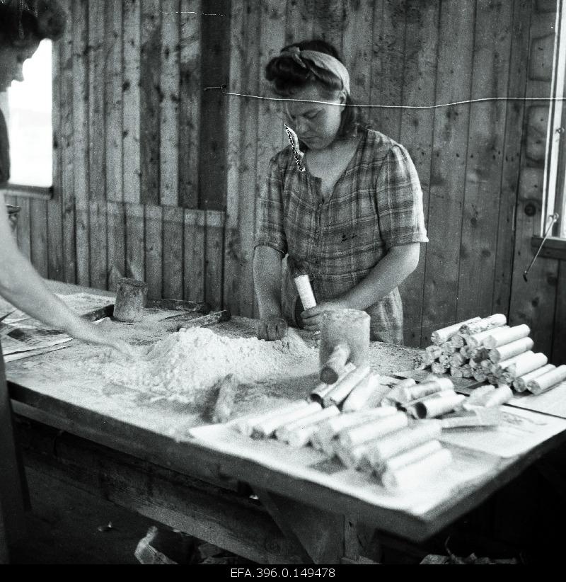 Preparation of explosive charges in Põlevkivi mix of Kohtla.