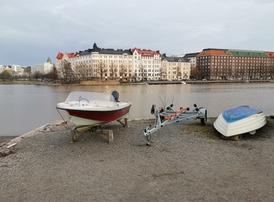 Pitkänsillanranta 17, 15, 13, 11 nähtynä Kaisaniemenrannasta Kaisaniemenlahden yli. rephoto