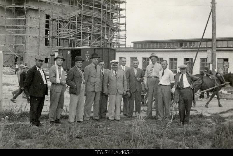 Finnish engineers visit the construction of the Kehra Sulfate Cellulose Factory. From the left: the representative of the construction company Vennad Edenbergid Max Edenberg, the manager of construction works engineer Fromhold Rang, Sihver, the general manager of construction works engineer Rahuleid Kask, Elmar Toonekurg, the Chairman of the Management Board of the Factory (Director) Oskar Hinto, Harry Visman [Vismann], three Finnish engineers, Ra gnar Heino.