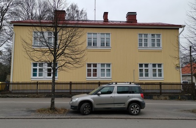 Kioski Adalmina, K-elintarvikeliike ja Toukolan kirja ja paperi Oy puurakennuksessa Toukolassa. Asiakas on asioimassa kioski Adalminan palveluluukulla. rephoto