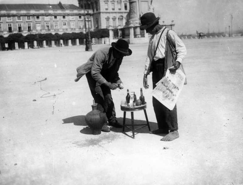 Ardina e vendor de capilé 1908 Photo by Joshua Benoliel 1 - lang