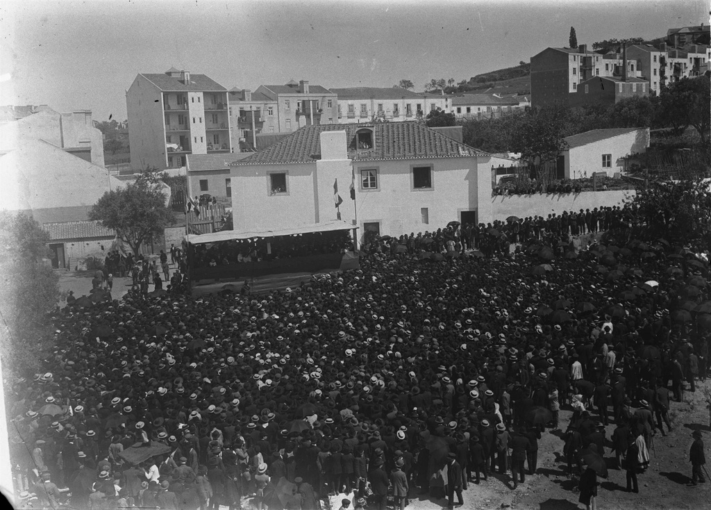 JBN001464 - Comício republicano na antiga avenida Dona Amélia - Títu: [Comício republicano, na antiga avenida Dona Amélia] Diagram: 9 x 12 cm Shipping: Negativo de gelatina e prata em vidro Nota de publicação : Ilustração Portuguesa 1910, 11 de Julho, p.63 Notes: Inscrição no original: 7731. Neste comício fez-se a representative de Miguel Bombarda, President Teófilo Braga. Visitor: Comício / Almirante Reis (avenida, Arroios, Lisboa, Portugal) Código de referência: PT/AMLSB/JBN/001464