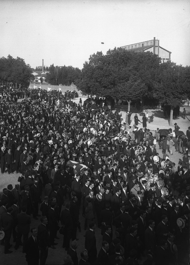 JBN001481 - Funeral - Items per page: Funeral Dimensão: 9 x 12 cm Portal: Negativo de gelatina e prata em vidro Note: Inscrição no original: 7748 Assunto: Funeral / Cemitério dos Prazeres / São João Bosco (praça, Estrela, Li Código de referência: PT/AMLSB/JBN/001481