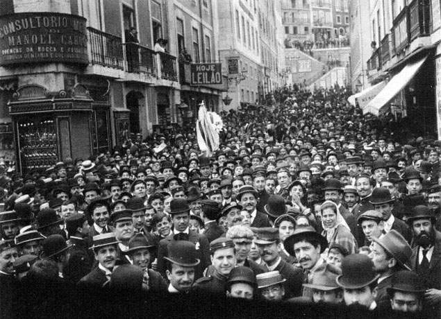 Bando precatório dos estudants a favor das vítimas do terramoto de Benavente, chegada a Lisboa de estudants vindos do Porto (2) - 1909 - Bando precatório dos estudents a favor das vítimas do terramoto de Benavente, chegada a Lisboa de estudants do Porto - Calçada do Carmo Nota de publicação : LISBOAPHOTO, Lisboa, 2005 - Joshua Benoliel, 1873-1932 : repórter fotográfico. Lisboa : Câmara Municipal. Arquivo Photográfico, 2005. 417 p. Artigo na Ilustração Portuguesa, 1909, 14 de Junho. (ref: A8886) This file was uploaded with Commonist.