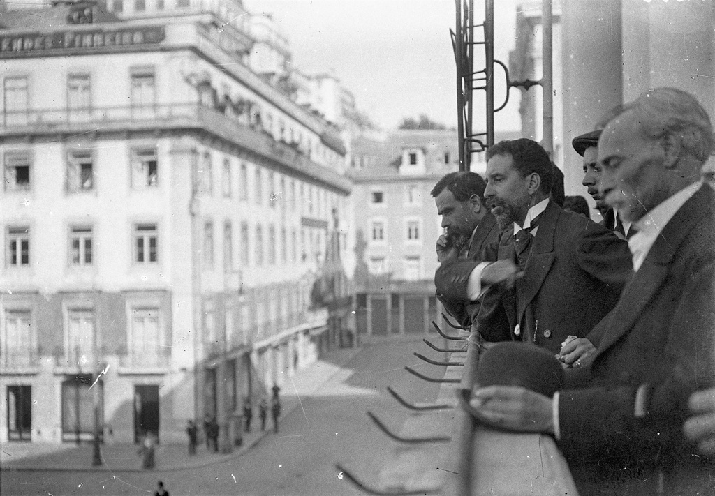 A revolutionção republicana, José Relvas proclama a República da varanda da Câmara Municipal - The Republican revolution, José Relvas proclaims the Republic from the balcony of the City Hall