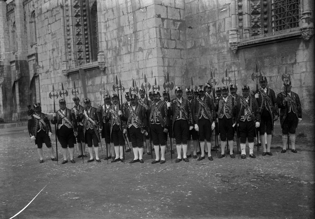 Carlos e de d. Luís Filipe, a Guarda Real dos Archeiros junto do Mosteiro dos Jerónimos (1908-02-08) - Joshua Benoliel - Funeral ceremony of King Carlos I of Portugal and Prince Royal Luís Filipe, on 8 February 1908 - the Royal Guard of the Archers by the Monastery of the Hieronymites, in Lisbon.