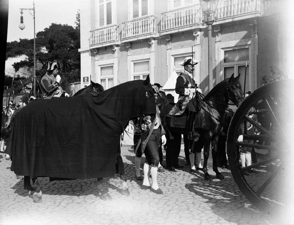 Funeral de d. Carlos e de d. Luís Filipe; o marquês do Faial, comandante da Guarda Real dos Archeiros e o cavalo Júpiter, percente ao Rei (1908-02-08) - Joshua Benoliel - Funeral of King Carlos I of Portugal and Prince Royal Luís Filipe, on 8 February 1908 -- the Marquis of Faial, Commander of the Royal Guard of the Archers and Jupiter, the King's horse.