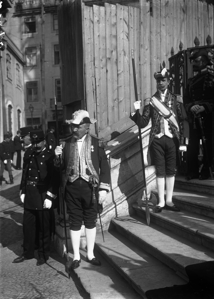 A Guarda dos Archeiros nas escadas da sé (1909-02) - Joshua Benoliel - The Portuguese Royal Guard of the Archers on the steps of the Lisbon Cathedral (at the time, under renovation), in February 1909.