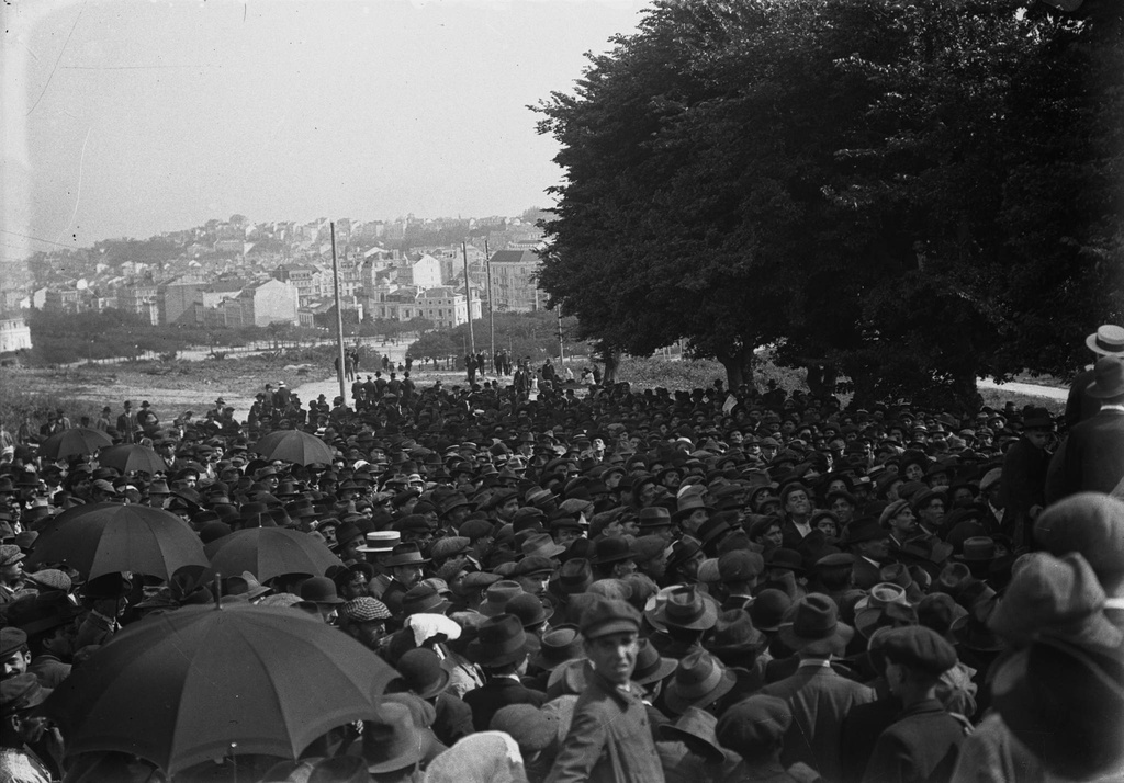 JBN001444 - Comício republicano - Títu: Comício republicano Dimensão: 9 x 12 cm Shipping: Negativo de gelatina e prata em vidro Note: Inscrição no original: 7711; "Comício (...) 1915" Associate: Comício / Eduardo VII (parque, Aven) Ida Nova, Lisboa, Portugal) Código de referência: PT/AMLSB/JBN/001444