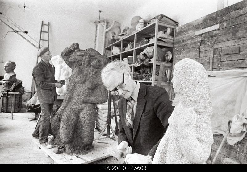Sculptors Endel Taniloo (in front plan) and Juhan Paberit at work.