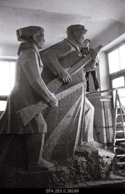 Tartu sculptor e. Taniloo Saaremaa is finishing the moment of resurrection.