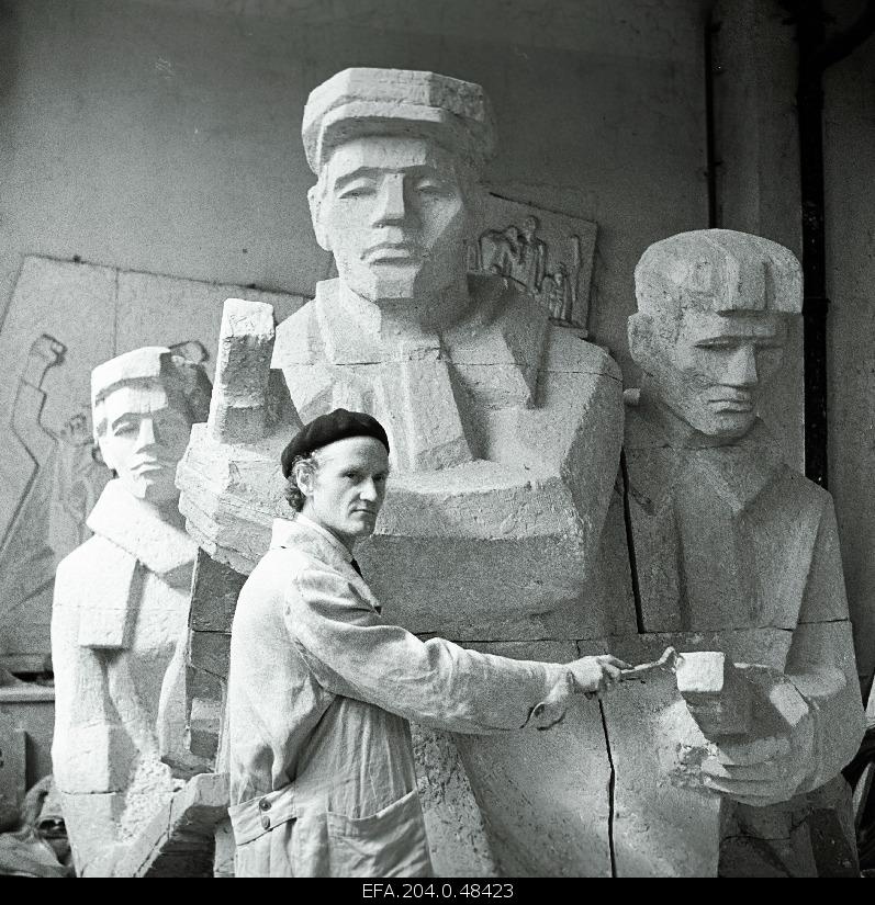 Shaper e. Taniloo Kingissepa, the workforce of Saaremaa in the 1919 resurrection pillar in creating a gypsum model of the sculpture group.