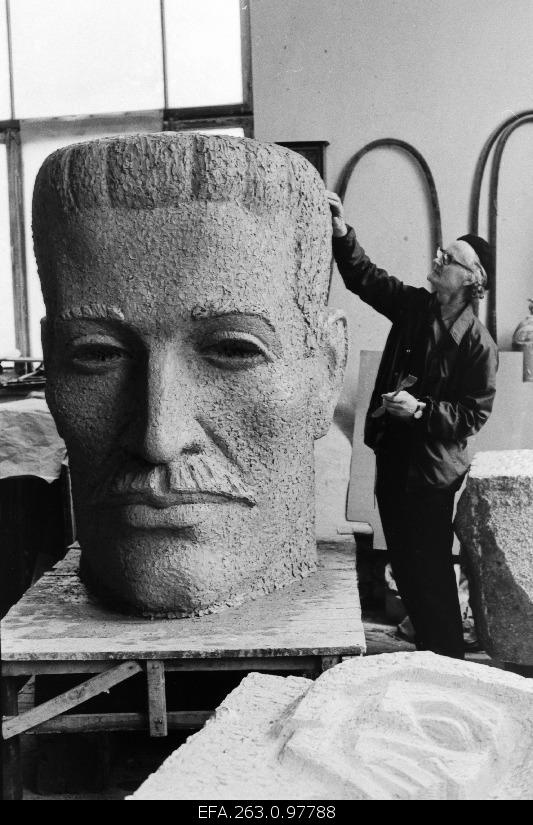 Sculptor Endel Taniloo finishes Mihkel Aitsami sculpture portrait.