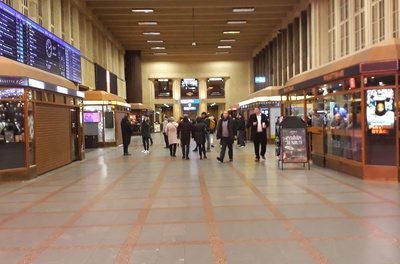 Kaivokatu 1. Vironniemen päiväkodin lapsia ja aikuisia pohjoisen puoleisessa asemahallissa tutustumiskäynnillään Helsingin rautatieasemaan. rephoto