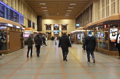 Kaivokatu 1. Vironniemen päiväkodin lapsia ja aikuisia pohjoisen puoleisessa asemahallissa tutustumiskäynnillään Helsingin rautatieasemaan. rephoto