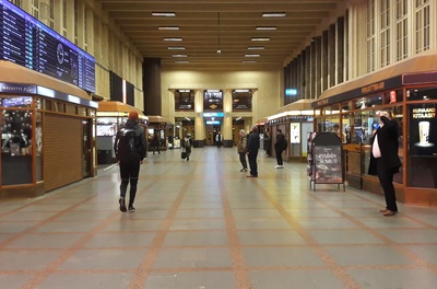 Kaivokatu 1. Vironniemen päiväkodin lapsia ja aikuisia pohjoisen puoleisessa asemahallissa tutustumiskäynnillään Helsingin rautatieasemaan. rephoto