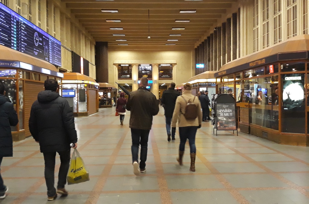 Kaivokatu 1. Vironniemen päiväkodin lapsia ja aikuisia pohjoisen puoleisessa asemahallissa tutustumiskäynnillään Helsingin rautatieasemaan. rephoto