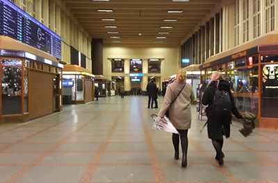 Kaivokatu 1. Vironniemen päiväkodin lapsia ja aikuisia pohjoisen puoleisessa asemahallissa tutustumiskäynnillään Helsingin rautatieasemaan. rephoto